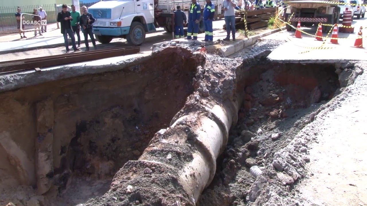 Em São Bernardo, adutora rompe na Avenida João Firrmino; veja vídeo