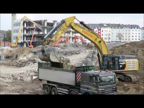 Bagger CAT 352F auf der Baustelle lädt LKW