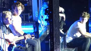 Liam Payne beatboxing during Little Things in Paris ( HD )