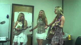 Lucy Angel performs "I'd be Lyin'" at the QDR Studios