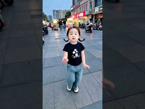 有没有同款的宝宝，走到哪，都要跳舞，明明就不会跳，还非要跳，显眼包🫢#萌娃跳舞#骗你生女儿#萌娃搞笑日常#今日份小可爱已上线