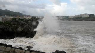 preview picture of video 'Golpe de mar en Playa de Ostende II (Castro Urdiales-CANTABRIA)'
