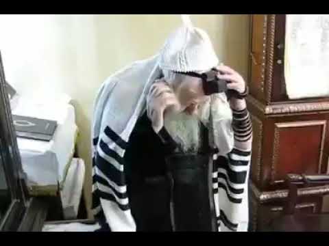Tosh Rebbe Zt"l Putting On Tefillin