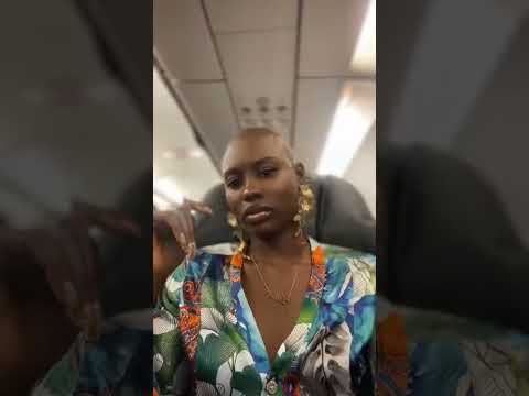 Quand Belma entre dans un avion, qu'est-ce qui va l'empêcher de se filmer ? #nouvellereine
