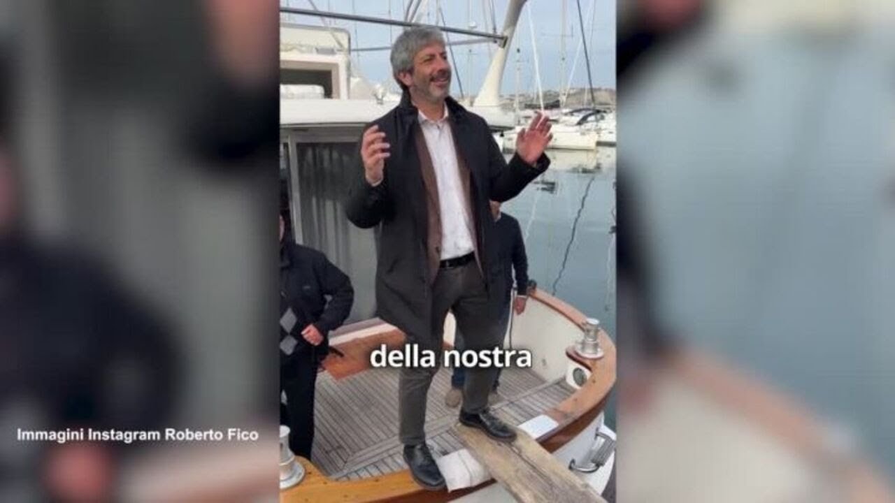 Comizio dal gozzo delle polemiche per Roberto Fico