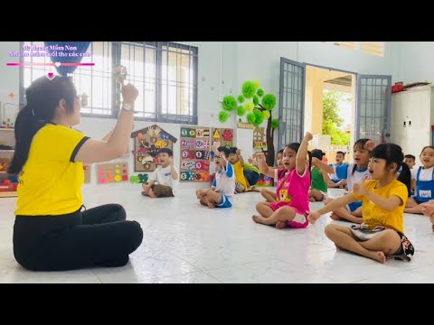 Lớp lá 2 học thể dục nhịp điệu.