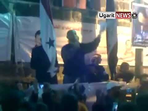 عبدو محمد الأسعد ينشد "يا جماعة معليش" خلال اعتصام الجامع العمري في درعا البلد