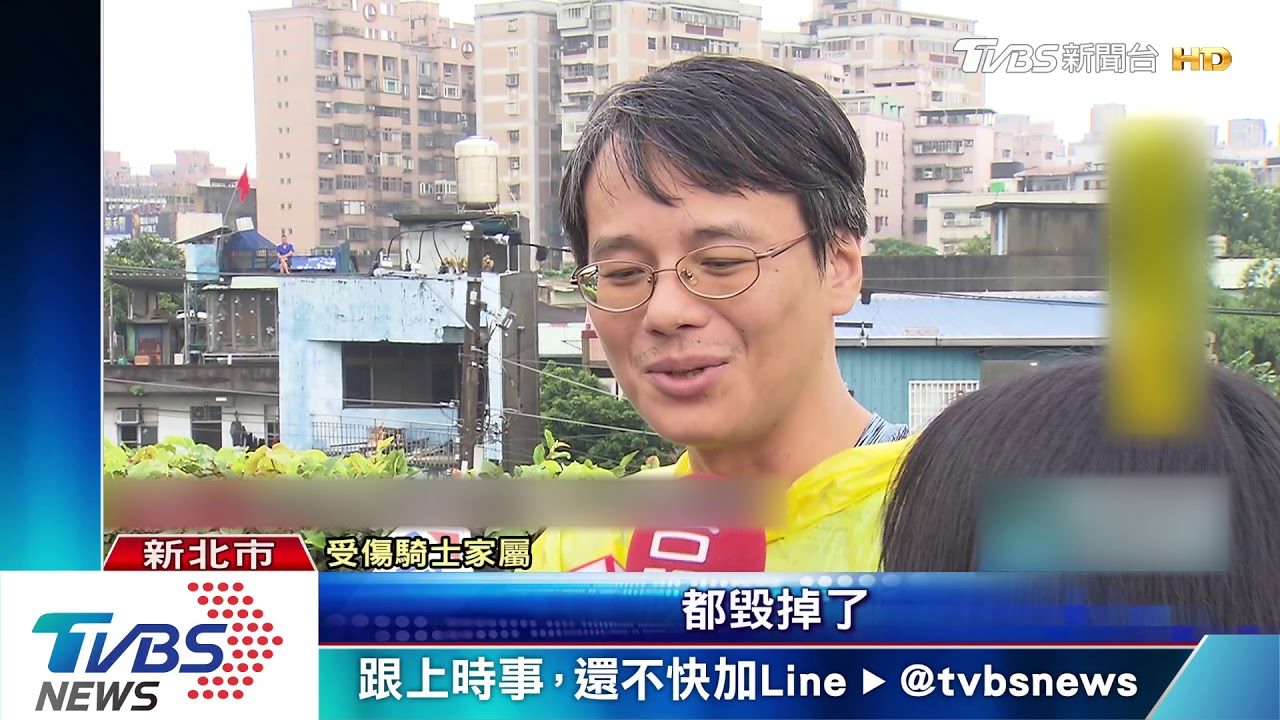 轉頭看小孩 駕駛衝撞停紅燈10輛機車5傷