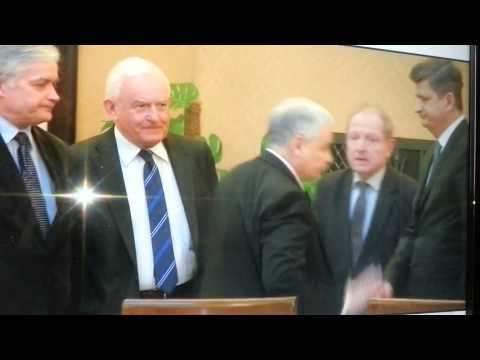 Nauczony by frajerom nie podawać ręki.