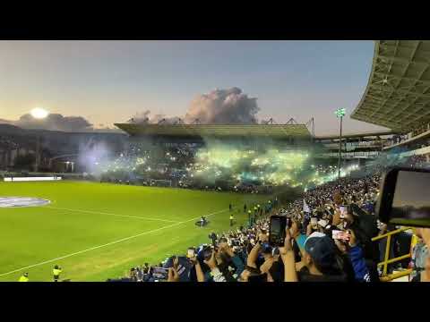 "Apesar del resultado siempre presentes La hinchada q llena en toda Colombia" Barra: Comandos Azules &bull; Club: Millonarios