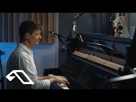 Nils Hoffmann feat. The Kite String Tangle - Holding Me Back (The Kite String Tangle's Version)