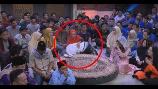 Download lagu TERKEJUT Akan Kehadiran Mamanya, Ust Evie Langsung SUJUD Dipangkuan Mama | SAHUR SEGERR (01/06/18) mp3