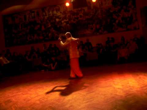  Romina De La Rosa  and  José Julián Peralta Rodriguez  are  dancing  to  the  tango  "  Mandria  "