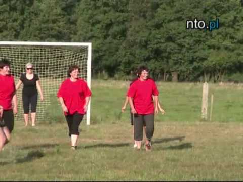Mecz piłkarski mężatki-panny w Dębiu