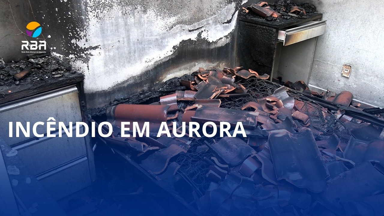 Casa pega fogo em Aurora
