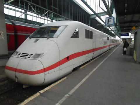Ein ICE Testzug bei der Ausfahrt im Stuttgarter HBF