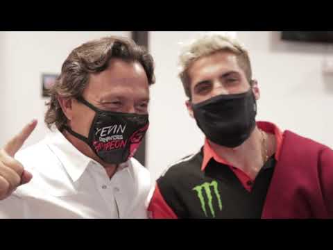 Sáenz recibió a Kevin Benavides, campeón mundial del Rally Dakar 2021