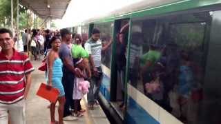 preview picture of video 'PE, 14/08/2013: BR101Sul e estrada de Curcurana interditadas aumentam procura por trem e metrô..'