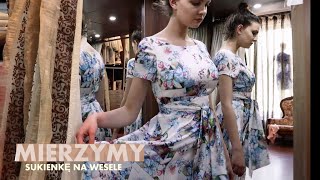 Video prezentacja sukienki De Marco. Sukienka koktajlowa w kwiaty...