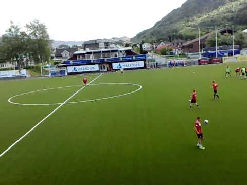 To av U19-landslagene trener på Mjøndalen Stadion i dag. Norge 11.00-12.00. Kypros 14.00-15.00