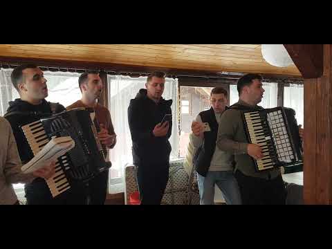 Este-n CER o țară un sfînt Paradis- Frații Ursachi