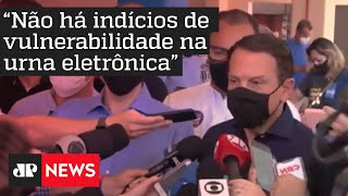 Governador João Doria vota ao lado de Bruno Covas em SP