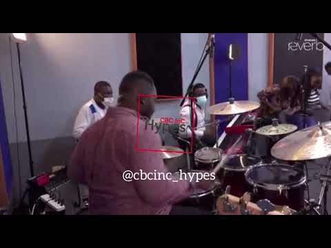 Joe Mettle tosses the mic to Shadrack Kwesi Mensah to do some praise chops skatting