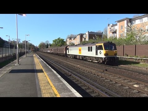(HD) EWS/DB 92011 'Handel' passes through Kensington Olympia on 6O67 Cargowaggons. 18.4.15