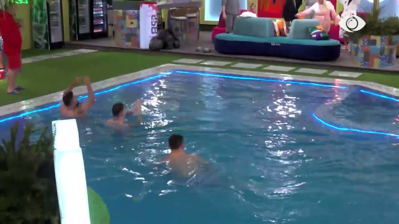 Fillon muzika në oborr, banorët kërcejnë me njëri-tjetrin