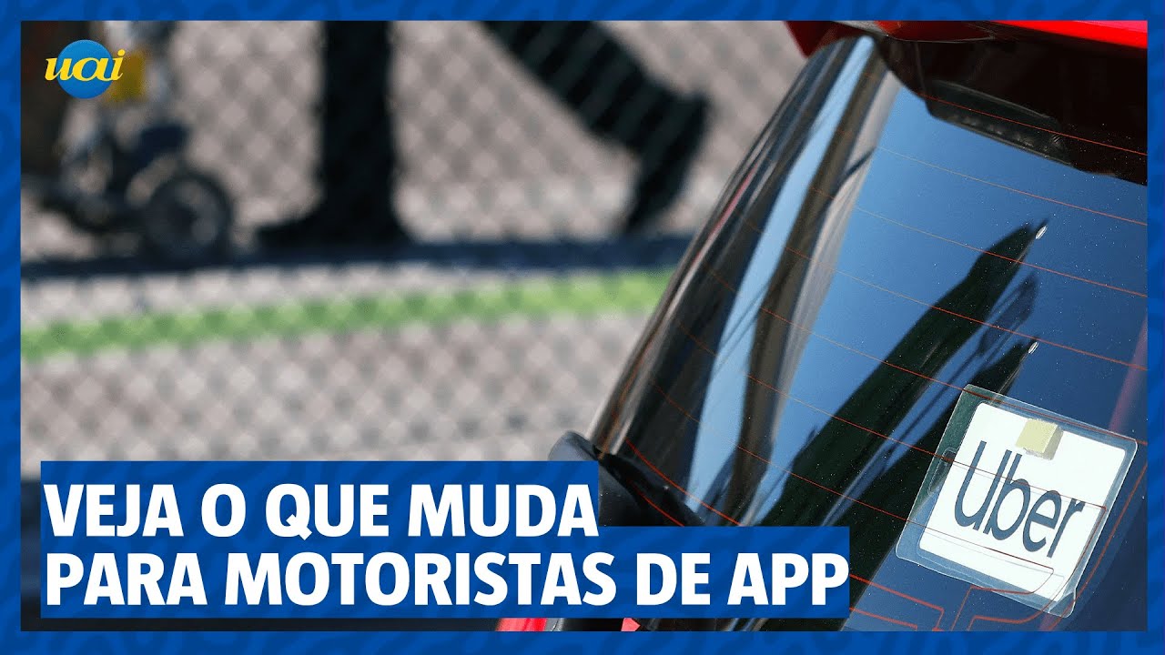 Motorista de aplicativo utilizando smartphone dentro do veículo