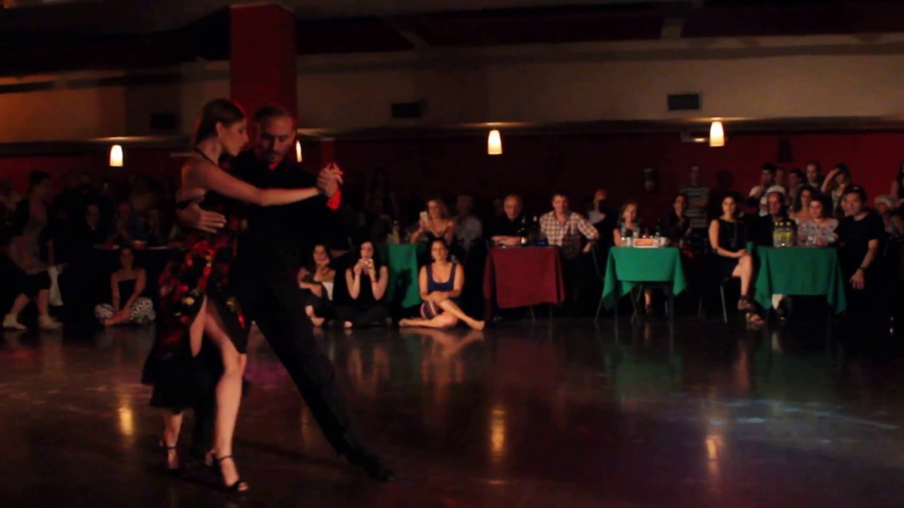 Natalia de Assuncao y Ariel Manzanares bailan en La Viruta Tango Club