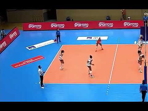 Hande Baladın servisi takım arkadaşının kafasına kullanıyor... (elif şahin gg)