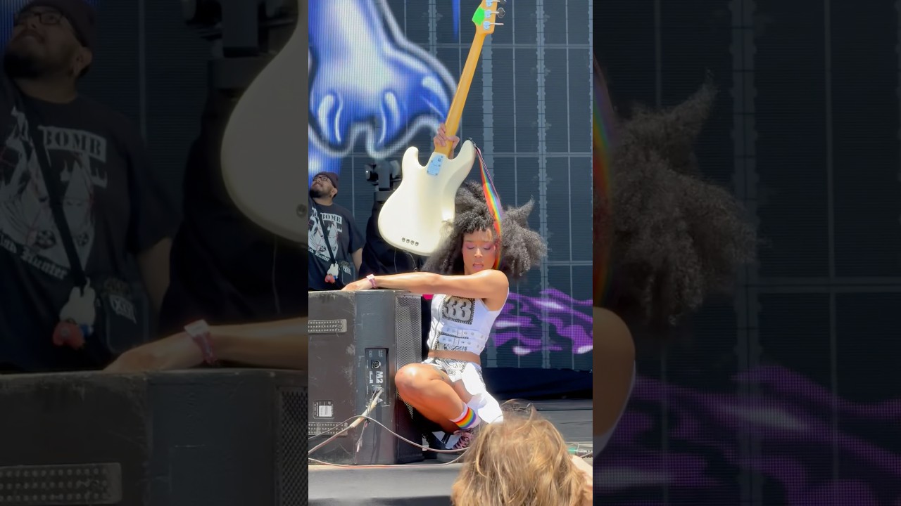 @April Kae From #fever333 Steeling The Show! #warpedtour #longbeach #originalfranco #mesmerizing