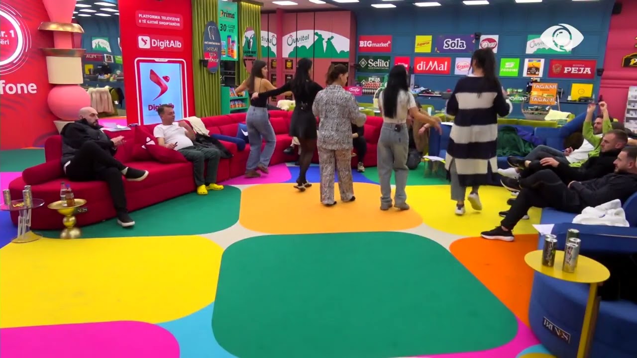 Vijojnë provat për shfaqjen e fundvitit, vajzat kërcejnë vallen e Tropojës