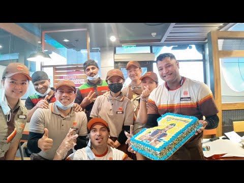 The Big Day For Me ! ITNA BADA CAKE COMPANY KE TARF SE MERE LIYE OMG #birthdayvlogs #koutfoodgroup