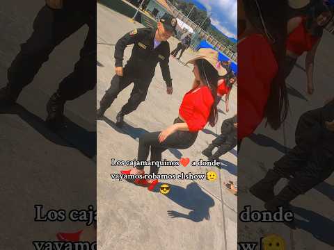 Policía bailando Arriba la Manitos arriba baile - Alegres de Bambamarca Perú mix locuras de amor 🥰