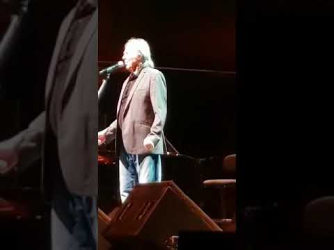 El gran Juan Manuel Serrat en el homenaje a Moncho el Rey del Bolero
