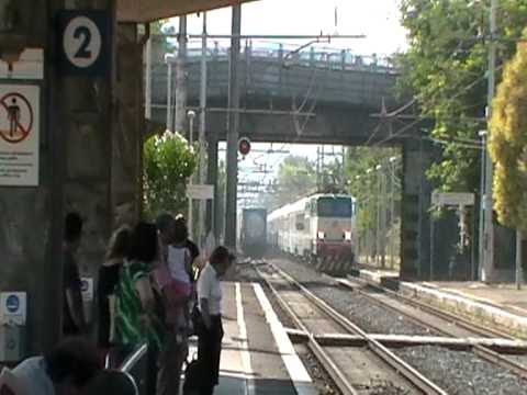 E189.987 + E189.408 con merci che incrocia E656.472 sull' ICN 1956 in arrivo a Latina