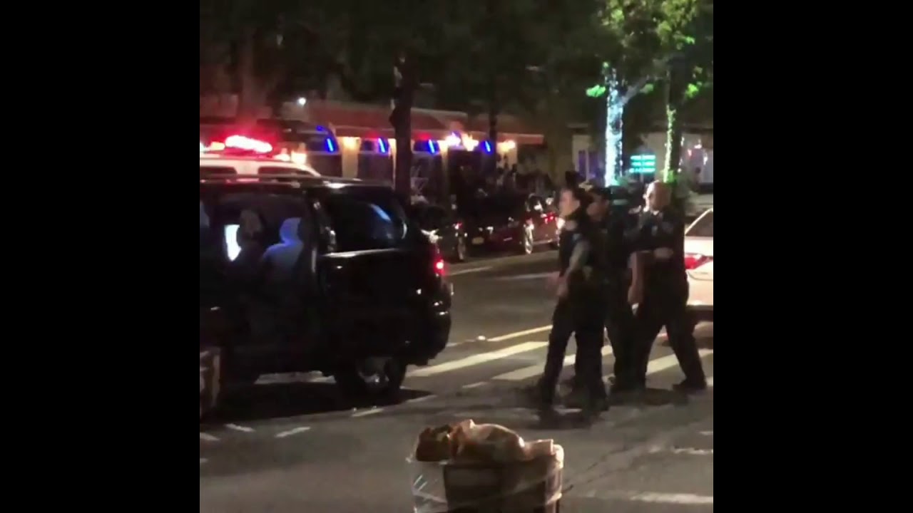 Водитель в Нью-Йорке, пытаясь скрыться от полиции, повредил кучу автомобилей
