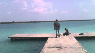 preview picture of video 'A turquoise colored lagoon in Mexico: Bacalar!'