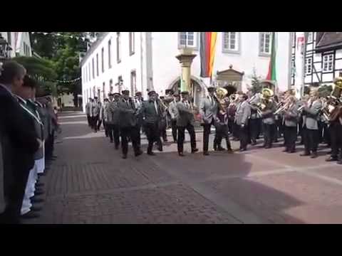 Besoffen aufm Schützenfest. 😂