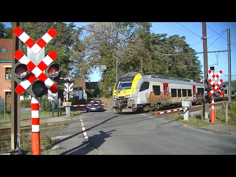 Spoorwegovergang Archennes (B) // Railroad crossing // Passage à niveau