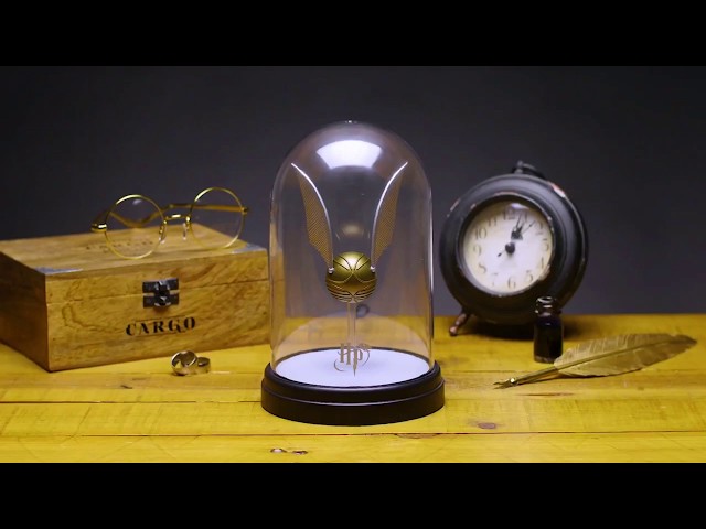 Vídeo relacionado con Lámpara de cristal holográfica Golden Snitch 3D - Producto oficial Harry Potter, lámpara LED coleccionable grabada con láser, regalos y accesorios de escritorio de Hogwarts