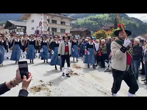 Gauderfest 2022: BMK Zell am Ziller beim Gauderumzug vor der Ehrentribüne