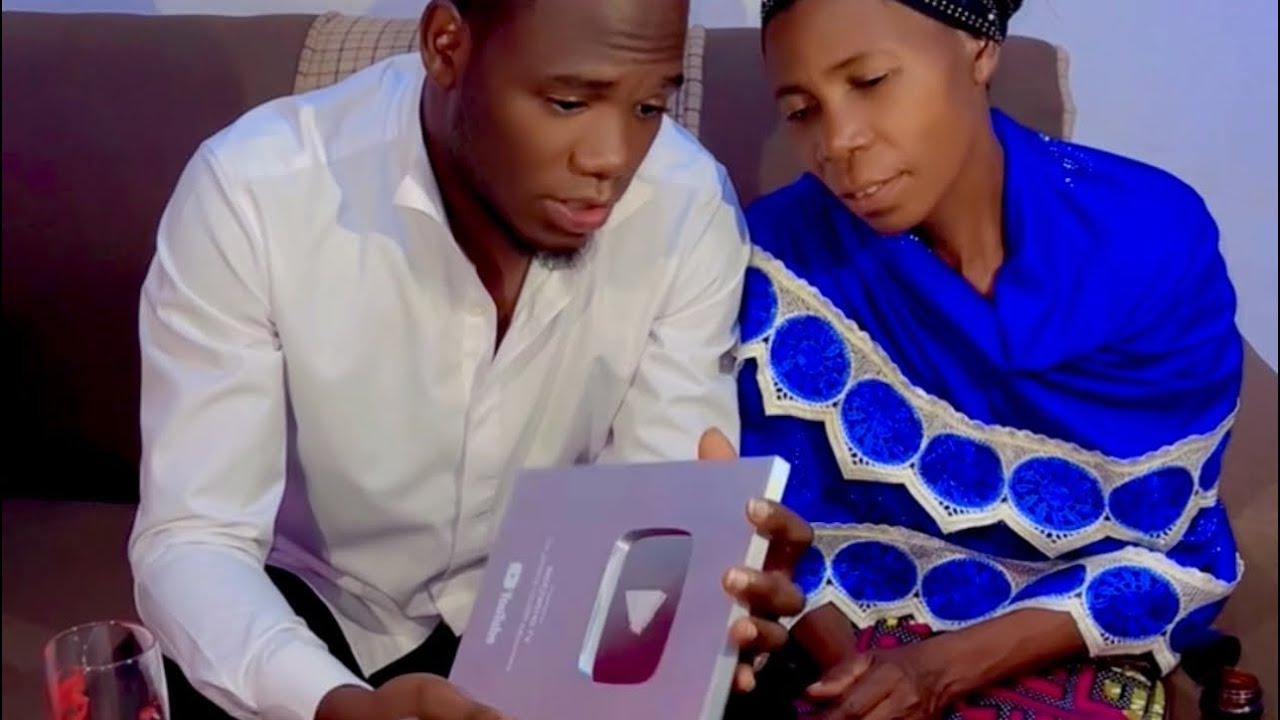 Wow! Mama BIGEZWEHO ahawe Silver Award ya YouTube Ese koko haba harimo 1000$ byari ubunyunyusi