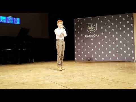 Witold Piasecki na gali stypendialnej w Raciborzu. RCK 2022. Piosenka z filmu Alladyn