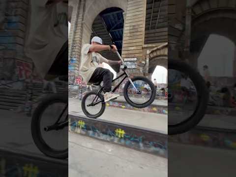 Manual on the rail it’s crazy 😤hit the like n subscribe for more homies 🫡🫂😶‍🌫️#bmx #bmxstreet