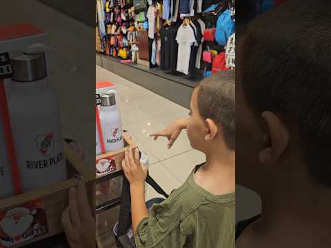 Gino mostrando productos de River en el Gifts de Avenida de Mayo 841 Buenos Aires 7/12/25 #gino