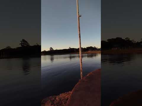 Um pôr do sol de tirar o fôlego na Prainha Artificial de Santa Terezinha de Itaipu! #viagem #ferias