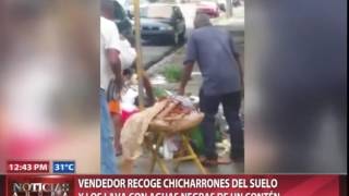 Vendedor recoge chicharrones del suelo y los lava con aguas negras en un contén